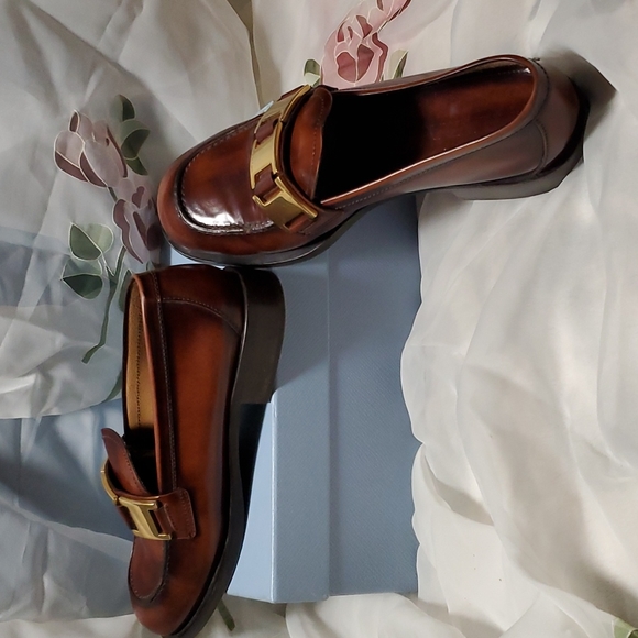 Prada loafer.  Used like new condition. - Picture 9 of 12